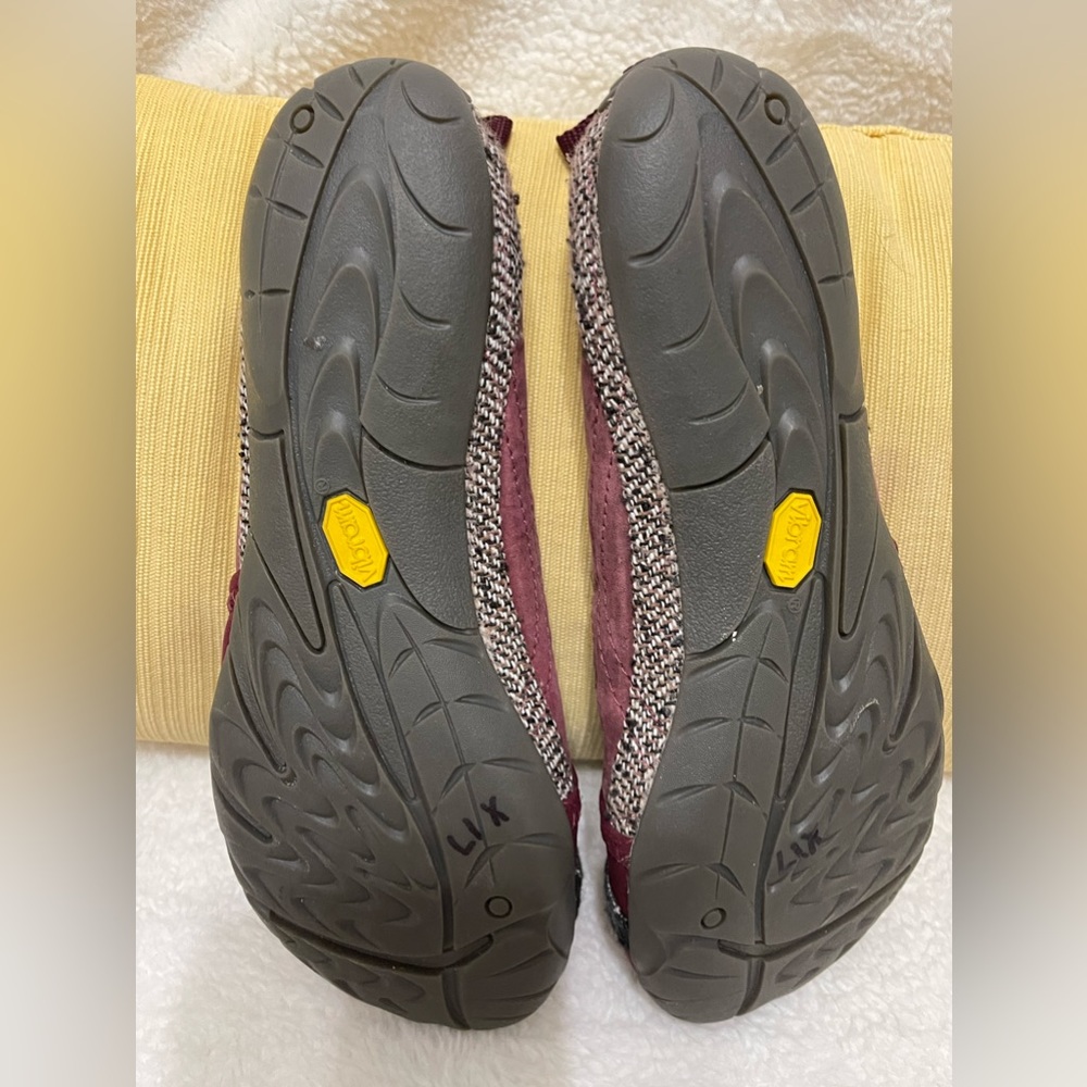 Red Merrell flats size 6 never worn